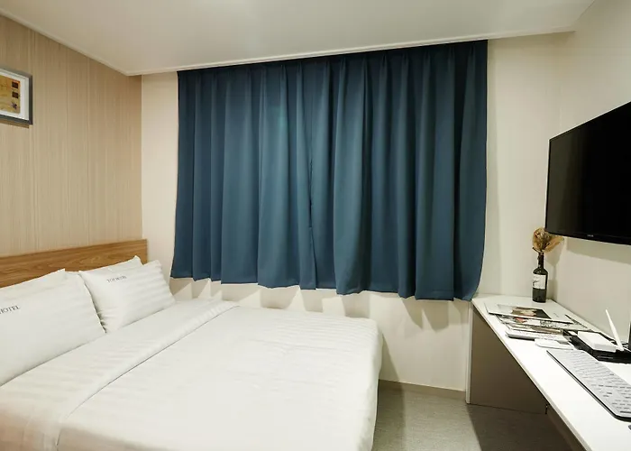 & Aparthotel